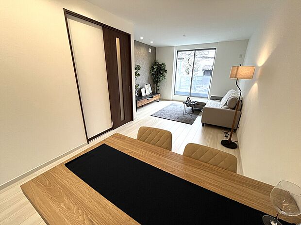 【リビング】
ダウンライト設計で天井もすっきりとした解放感！LDK全面に床暖房を採用した居心地の良い空間です。