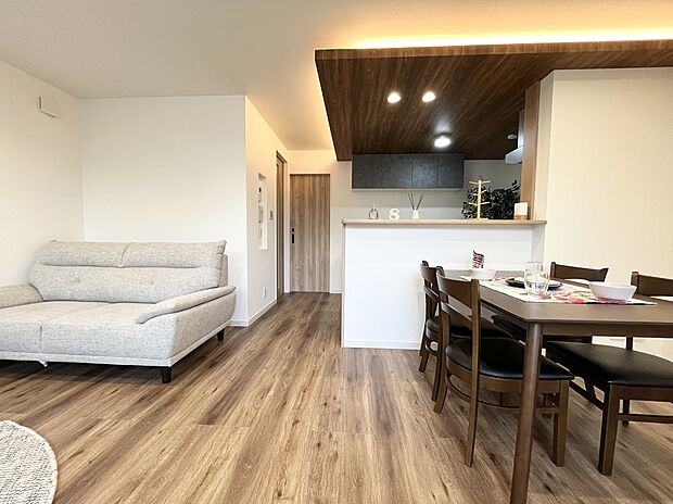 【リビング】
家族の会話が弾む、約17.5帖の広々LDK。東向き＆２階リビングで陽当り良好！