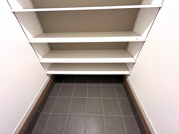 【シューズインクローゼット】
可動式で、靴だけでなくベビーカーやアウトドア用品などもすっきり収納可能。いつも綺麗を保てる理想の玄関です