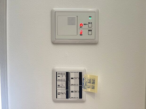 【玄関】
玄関扉には電子錠を採用。
帰宅時に手が塞がっている際などにも、簡単に施錠解錠が可能です。