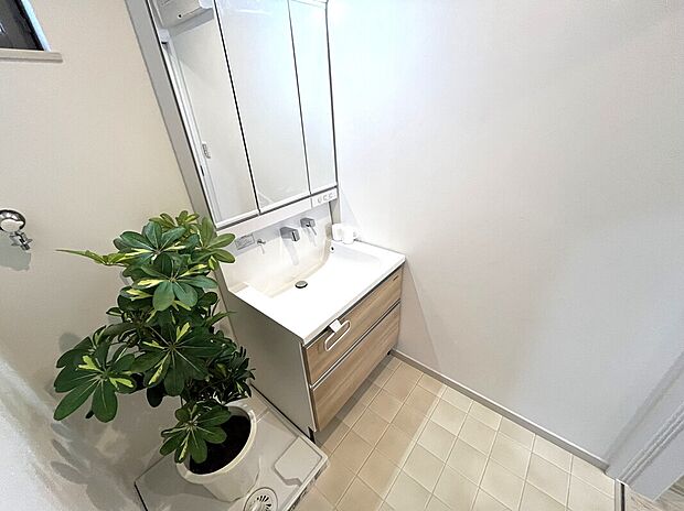 【洗面室】タカラスタンダードの三面鏡洗面台 ☆ 収納量がたっぷりございます