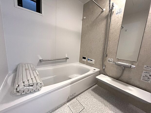 【浴室】【浴室】
大人気のTOTO『サザナ』シリーズを採用。カワック搭載の浴室で、お天気に関係なく室内干しも可能です。