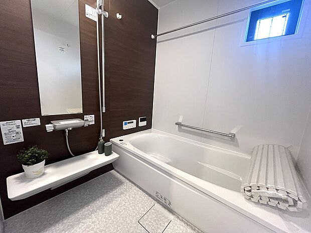 【浴室】【浴室】
大人気のTOTO『サザナ』シリーズを採用。カワック搭載の浴室で、お天気に関係なく室内干しも可能です。