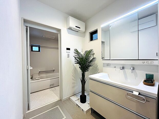 【洗面室】【洗面室】
タカラスタンダードの三面鏡洗面台。豊富な収納力と、幅の広いフラットなカウンターボウルが魅力。