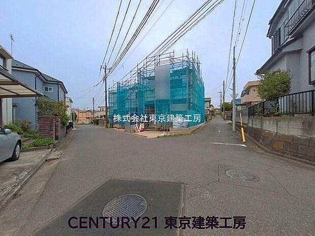 前面道路はゆとりある6m以上!さらに角地のため、抜群の開放感と陽当りが手に入る住環境。