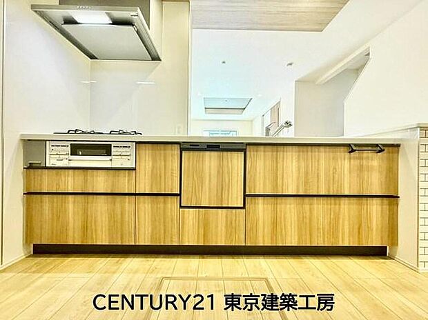 調理がはかどるシステムキッチン♪収納豊富で、シンクも作業スペースも広いのでスムーズに料理ができますね。3口コンロ、グリル付き。