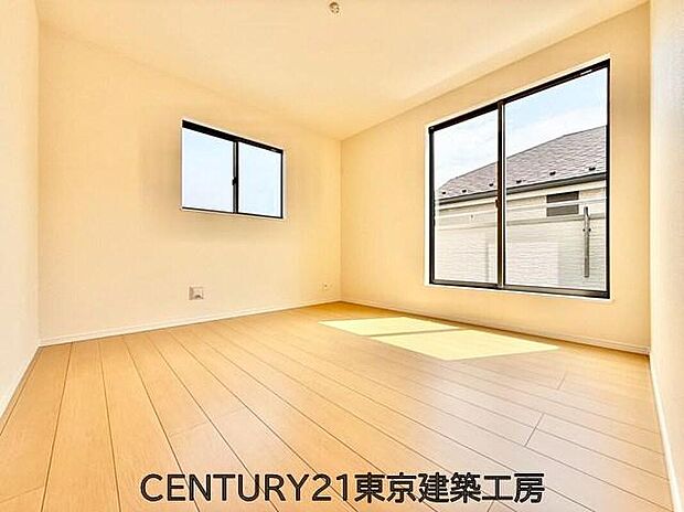 ◇穏やかな光が差し込む室内には、穏やかな時間が流れます。おうち時間が増える昨今、落ち着いた空間で自分の趣味を楽しむのはいかがですか。