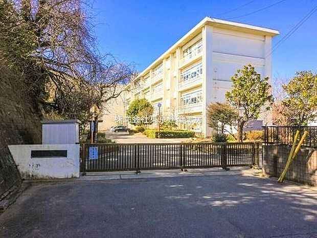 佐倉市立上志津中学校：徒歩11分（853ｍ）
帰りが遅くなっても安心な距離です！