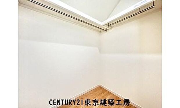 【同仕様】
便利なウォークインクローゼット付きで収納豊富。大切なお洋服も沢山保管できます。