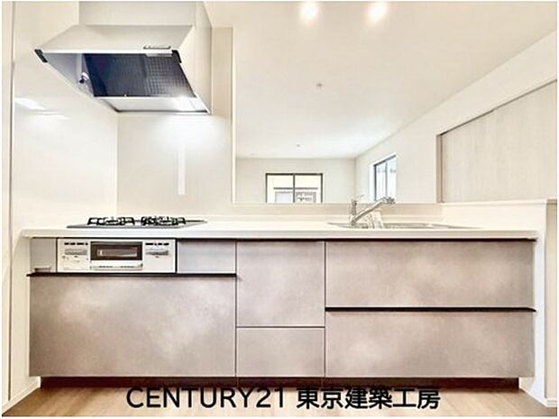 ◇調理がはかどるシステムキッチン♪収納豊富で、シンクも作業スペースも広いのでスムーズに料理ができますね。3口コンロ、グリル付き。