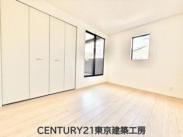 ◇たくさんの陽が入ります♪どんな家具にでも合いやすいナチュラル色のフローリング。飽きのこない快適な空間になります。