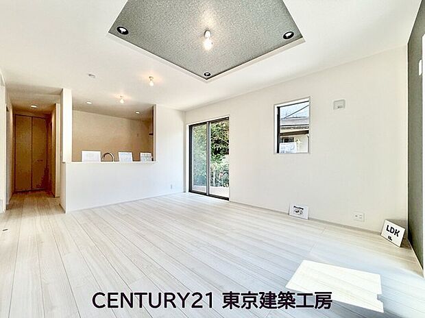 ◇大きな窓のあるリビングは、陽光あふれる明るい空間です。居心地良く、ご家族皆がゆったり寛げる憩いの空間となりそうです。