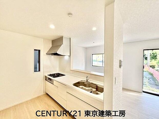 ◇調理がはかどるシステムキッチン♪収納豊富で、シンクも作業スペースも広いのでスムーズに料理ができますね。3口コンロ、グリル付き。