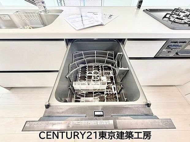 食洗機が標準装備のシステムキッチン。毎日の洗い物もらくらくで、家事の時短にもつながり忙しいママにも嬉しい優れものです。