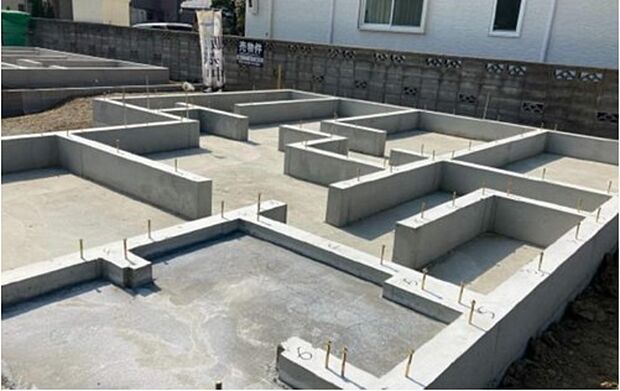 【【ベタ基礎】】ベタ基礎はコンクリートで建物の下一面を支える工法で、地震に強く、剛性・耐久性に優れた施工方法です。