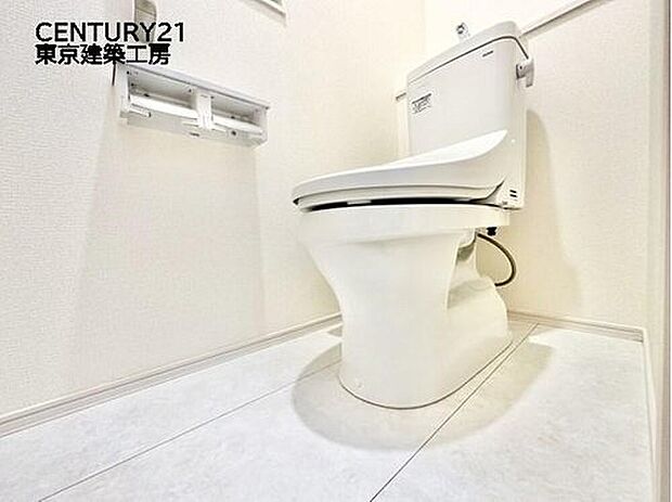【同形状・同仕様写真(その他内観)】トイレを癒しの場と考える人は少なくありません。だからこそ、くつろげる場所であってほしいと思っている人も多いでしょう。機能面でも癒しやくつろぎの空間に相応しいトイレとなっています。