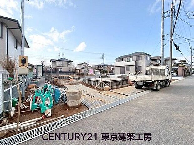 【前面道路含む現地写真】北総鉄道線「小室」駅徒歩11分で通勤も便利。小学校徒歩3分、スーパー徒歩2分と、通学や毎日のお買い物にも便利な住環境です。