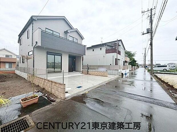 【前面道路含む現地写真】静かな住宅街に佇む、落ち着きのある住まい。程よい距離感が心地よく、穏やかで安心感のある暮らしがここから始まります。