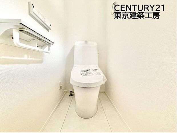 【トイレ】清潔な空間を保ちたいトイレはオフホワイトでまとめました。毎日使う場所だからこそお手入れも楽々にできる機能が搭載されております。汚れが付着しにくい便器はお掃除も楽々です。