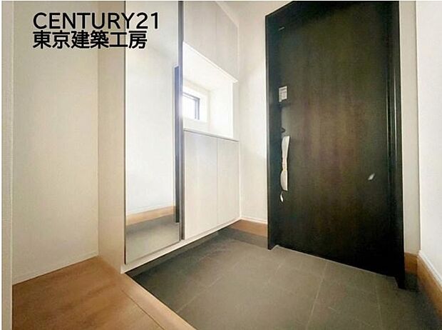 【玄関】住まいの顔とも言われているのが玄関です。清潔感のある玄関は、それだけで住まい全体の印象を大幅にアップさせてくれます。気持ちよく利用することができるでしょう。
