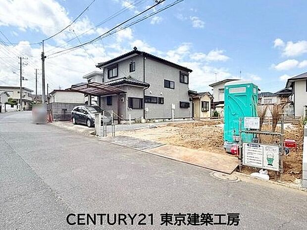 【前面道路含む現地写真】前面道路約8mで、お車の出し入れもしやすい開放感のある立地です♪