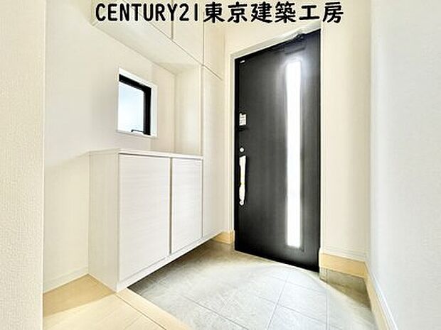 【【同施工会社の施工イメージになります】】【同仕様】住まいの顔とも言われているのが玄関です。清潔感のある玄関は、それだけで住まい全体の印象を大幅にアップさせてくれます。気持ちよく利用することができるでしょう。