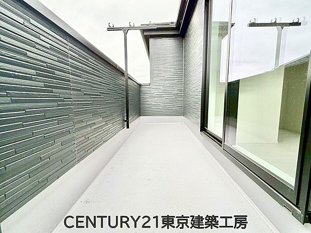 【バルコニー】風をしっかりと感じられるバルコニーでは、毎日が洗濯日和です。広々としているので洗濯も楽しくなるでしょうし、気分転換にバルコニーからの眺めを楽しむのもいいでしょう。