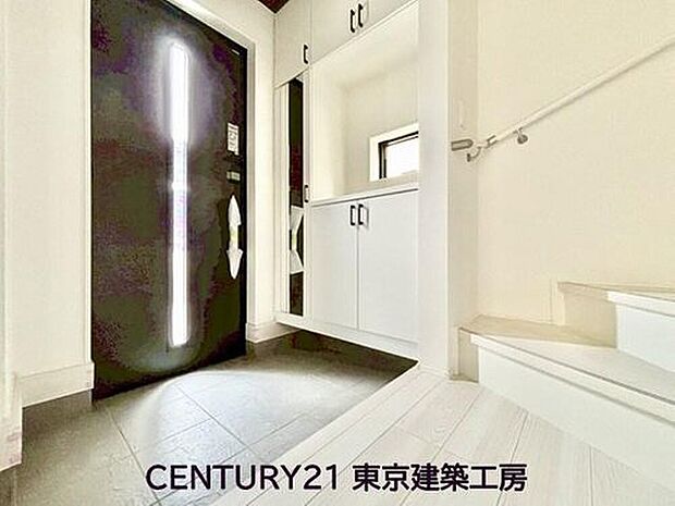 【玄関】住まいの顔とも言われているのが玄関です。清潔感のある玄関は、それだけで住まい全体の印象を大幅にアップさせてくれます。気持ちよく利用することができるでしょう。