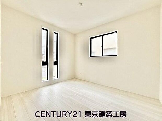 【リビング以外の居室】◇２面採光を確保した明るい室内は、風通しも良く、大変居心地の良い空間となっております。爽やかな風を感じて起きる朝は、快適生活の始まりに！
