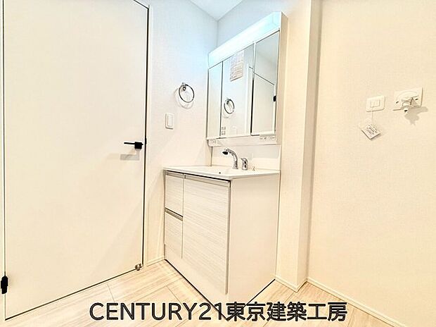 【洗面所】◇意外と客人の目に触れやすい洗面室は機能性と美観を両立。三面鏡裏収納には化粧品や洗面用品類もすっきり整理できます。