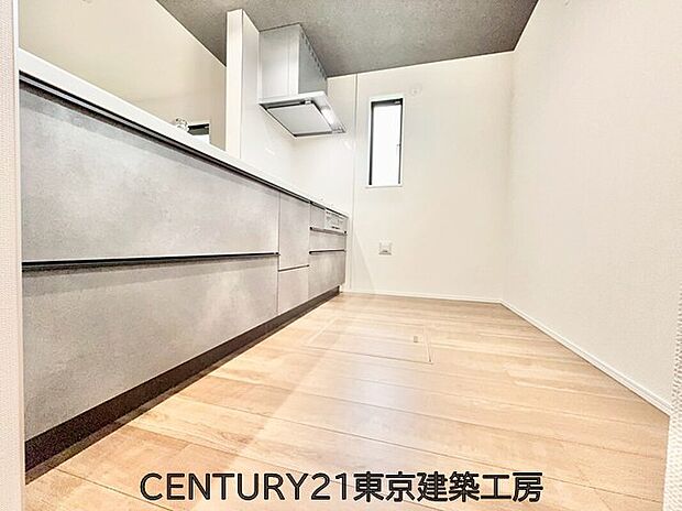 【キッチン】◇対面式を採用したキッチンですので、リビングで寛ぐご家族をいつも感じられます。会話を楽しみながら家事ができます。