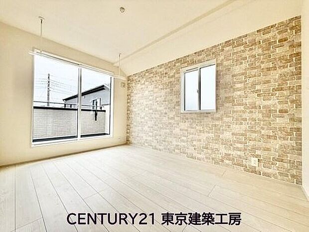 【リビング以外の居室】◇アクセントクロスを使用したオシャレな洋室。窓からそそぐ陽の光が眩しいベッドルームは、朝の目覚めが心地良く迎えられそうです♪