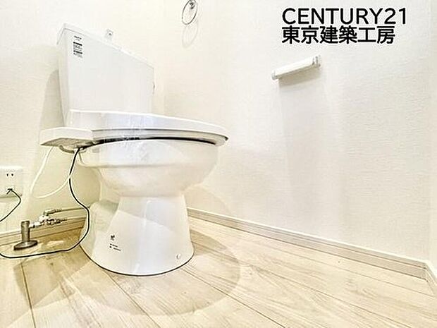 【トイレ】【同仕様】
トイレを癒しの場と考える人は少なくありません。だからこそ、くつろげる場所であってほしいと思っている人も多いでしょう。機能面でも癒しやくつろぎの空間に相応しいトイレとなっています。
