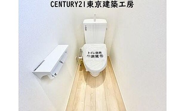 【トイレ】【同仕様】
清潔な空間を保ちたいトイレはオフホワイトでまとめました。毎日使う場所だからこそお手入れも楽々にできる機能が搭載されております。汚れが付着しにくい便器はお掃除も楽々です。