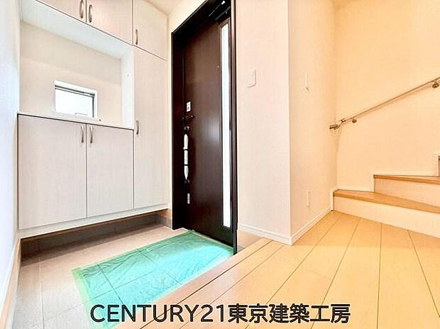 【玄関】人を迎え入れる最初の場所だからこそ、清潔感がある空間にして頂ける様にゆとりあるシューズボックスを設置しました。おでかけの時も帰った時も、「我が家」を最初に感じでもらえる素敵な空間に。