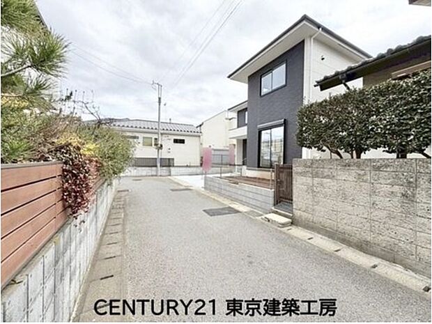 【前面道路含む現地写真】◇日当たり良好な2階建て住宅