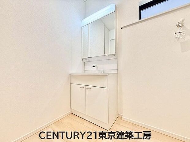 【洗面台・洗面所】◇３面鏡の洗面台は見やすく、更に、鏡裏に収納がありスッキリと収納できます♪脱衣所は小窓があるので、換気もできます。
