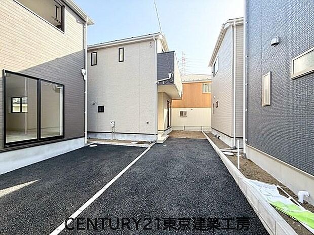 【現地外観写真】静かで落ち着いた住環境。眺望良好なワイドバルコニーで開放感を満喫できます。