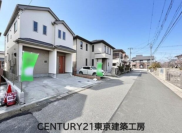 【前面道路含む現地写真】前面道路が広く開放感ある立地。閑静な住宅街に位置し、車通りも比較的少ない穏やかな住環境です。