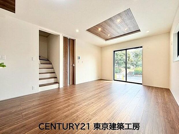 【リビング】◇大きな窓のあるリビングは、陽光あふれる明るい空間です。居心地良く、ご家族皆がゆったり寛げる憩いの空間となりそうです。