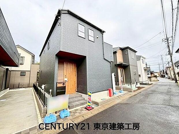 【現地外観写真】全室南向きでたっぷりの陽光に包まれる、明るく開放的な住まい。整った街並みに調和する落ち着いた佇まいが、心地よい暮らしを演出します。