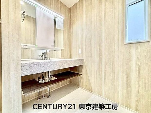 【洗面台・洗面所】毎日使うものだから清潔な空間を保ちたい水回り。洗面にはそんな願いを解消させてくれる収納アイデアが満載です。三面鏡の裏側にはキャビネットが現れ小物から背の高い物まで収納できます。

