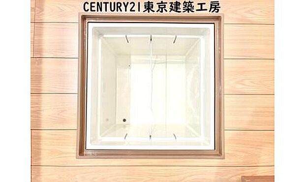 【同形状・同仕様写真(床下収納）】【同仕様】
調味料や飲料水などの保管場所、パントリーとして利用するのに便利。２Lのペットボトルもすっぽり入ります。