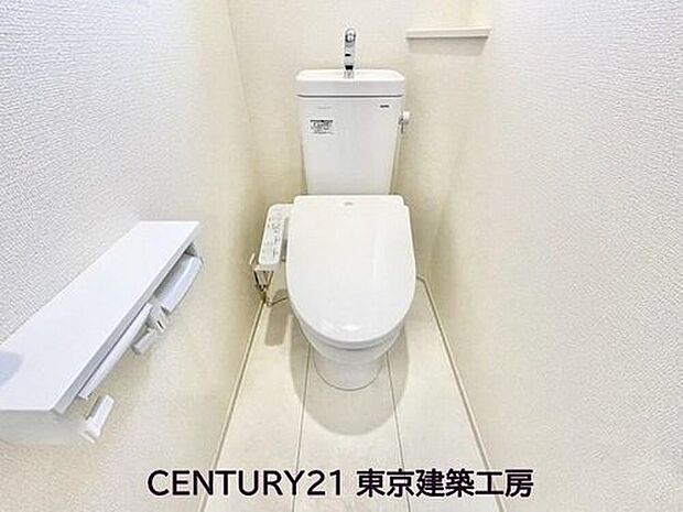 【トイレ】【同仕様】
トイレを癒しの場と考える人は少なくありません。だからこそ、くつろげる場所であってほしいと思っている人も多いでしょう。機能面でも癒しやくつろぎの空間に相応しいトイレとなっています。