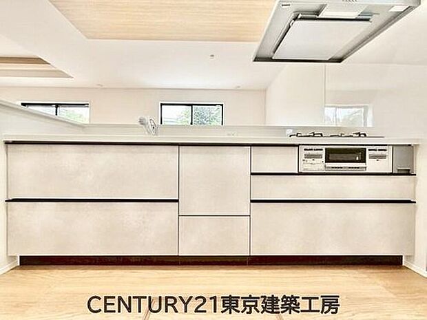 【キッチン】◇調理がはかどるシステムキッチン♪収納豊富で、シンクも作業スペースも広いのでスムーズに料理ができますね。3口コンロ、グリル付き。