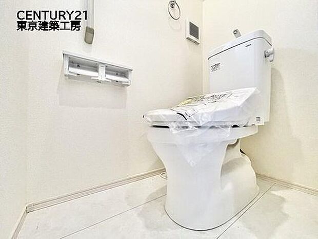 【トイレ】【同仕様】
トイレを癒しの空間と考える人は少なくありません。だからこそ、寛げる場所であってほしいと思っている人も多いでしょう。機能面でも癒しや寛ぎの空間に相応しいトイレとなっています。