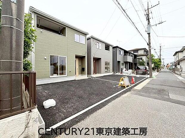 【前面道路含む現地写真】前面道路にゆとりがあるため、お車の駐車やすれ違いもスムーズにできますね♪