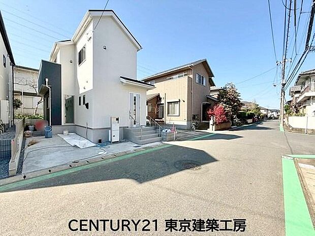 【前面道路含む現地写真】前面道路にゆとりがあるため、お車の駐車やすれ違いもスムーズにできますね♪