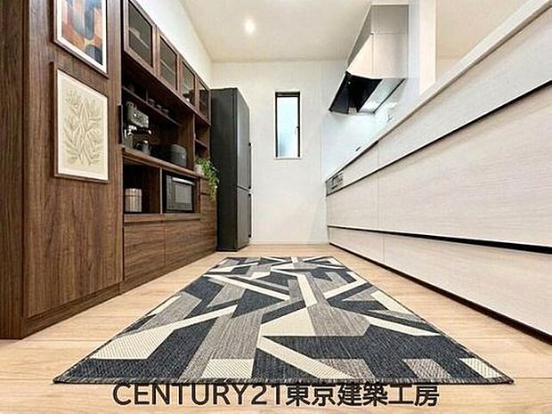 【同形状・同仕様写真(キッチン)】【同仕様:家具はCGにてレイアウト】
◇対面式を採用したキッチンですので、リビングで寛ぐご家族をいつも感じられます。会話を楽しみながら家事ができます。
