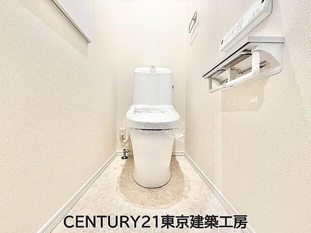 【トイレ】トイレを癒しの空間と考える人は少なくありません。だからこそ、寛げる場所であってほしいと思っている人も多いでしょう。機能面でも癒しや寛ぎの空間に相応しいトイレとなっています。

